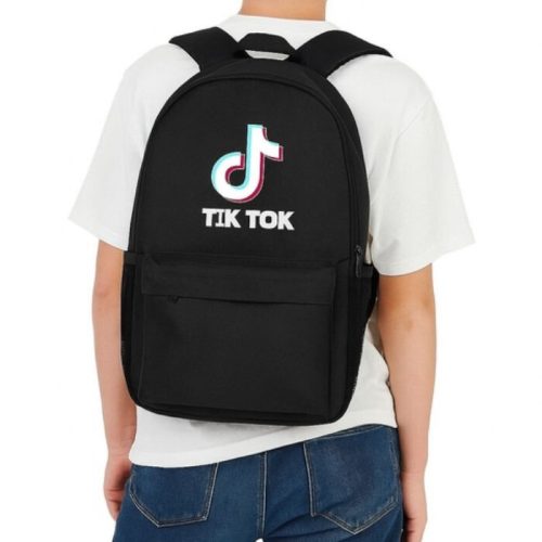 Čierny batoh so vzorom TikTok – trendy a praktický